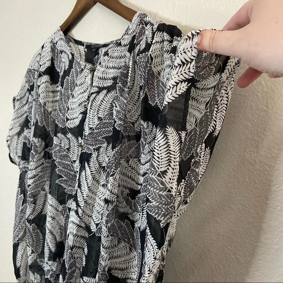 Sheer Blouse Relaxed Short Sleeve Fern Pattern Button Size Medium TS7880-01-01 - Picture 4 of 12